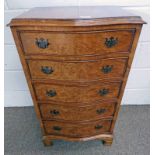 20TH CENTURY WALNUT CHEST OF 5 DRAWERS WITH SHAPED FRONT .