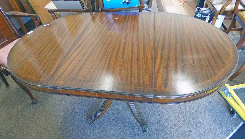 GEORGIAN STYLE MAHOGANY EXTENDING DINING TABLE ON CENTRAL PEDESTAL Condition Report: