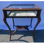 EARLY 20TH CENTURY MAHOGANY BIJOUTERIE TABLE ON SHAPED SUPPORTS 77CM TALL X 60CM WIDE X 44CM DEEP