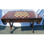 20TH CENTURY MAHOGANY SOFA TABLE WITH CHESS BOARD INLAY TO TOP ON SHAPED SUPPORTS 73CM TALL X 56CM