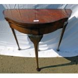 20TH CENTURY WALNUT TURNOVER CARD TABLE WITH SHAPED FRONT & QUEEN ANNE SUPPORTS 72CM TALL