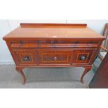 MAHOGANY CHEST OF DRAWERS WITH 1 LONG DRAWER OVER 3 DEEP DRAWERS ON SHAPED SUPPORTS LENGTH 117CM