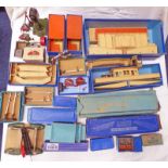 SELECTION OF HORNBY DUBLO ACCESSORIES INCLUDING SIGNAL CABIN, ISLAND PLATFORMS, TRACK ETC.