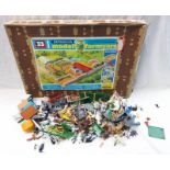 BRITAINS 4711 MODEL FARMYARD (BOXED) TOGETHER WITH A QUANTITY OF LOOSE ANIMAL FIGURES AND