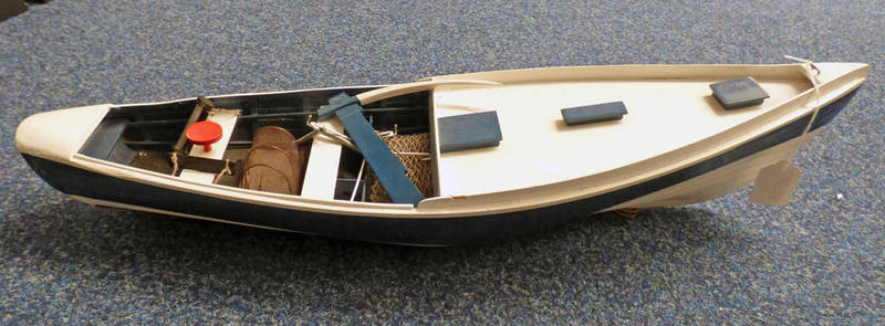 MODEL POND YACHT ON STAND 67 CM LONG