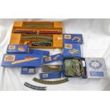 HORNBY DUBLO 3-RAIL 00 GAUGE "DUCHESS OF MONTROSE" TRAIN SET TOGETHER WITH 2 X D13 SUBURBAN COACHES