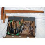 SELECTION OF WOOD WORKING TOOLS TO INCLUDE CHISELS,