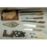 2 HORN HANDLED KNIVES, HORN HANDLED FORK & 2 OTHER KNIVES. MAHOGANY TRAY . LENGTH 25CM.