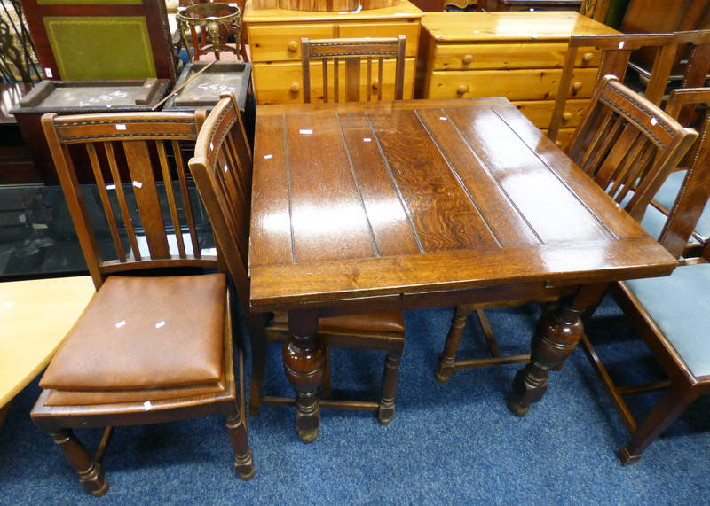 OAK PULL-OUT DINING TABLE & SET OF 4 DINING CHAIRS Condition Report: table extended