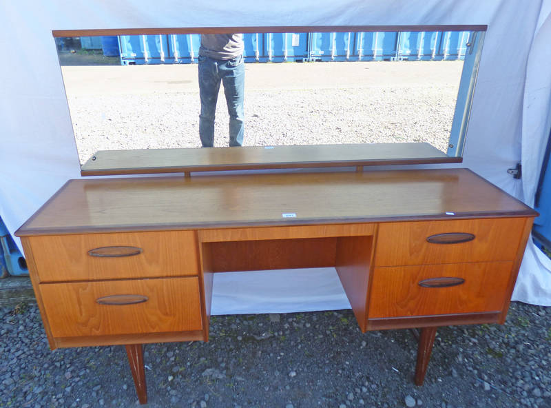 20TH CENTURY MAHOGANY DRESSING TABLE WITH 2 DRAWERS TO EITHER SIDE ON TAPERED SUPPORTS,