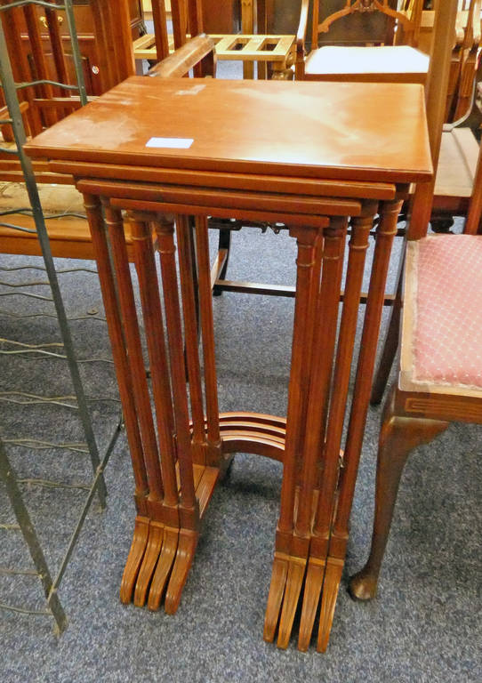 NEST OF 4 MAHOGANY TABLES WITH REEDED COLUMNS 71 CM TALL