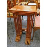 NEST OF 4 MAHOGANY TABLES WITH REEDED COLUMNS 71 CM TALL