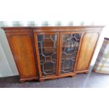 EARLY 20TH CENTURY MAHOGANY BOOKCASE WITH ASTRAGAL GLAZED DOORS FLANKED BY PANEL DOOR ON BRACKET