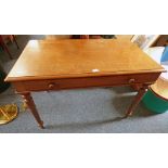 19TH CENTURY MAHOGANY TABLE WITH SINGLE DRAWER ON TURNED SUPPORTS.
