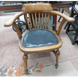 EARLY 20TH CENTURY OAK CAPTAINS CHAIR ON TURNED SUPPORTS 70CM WIDE