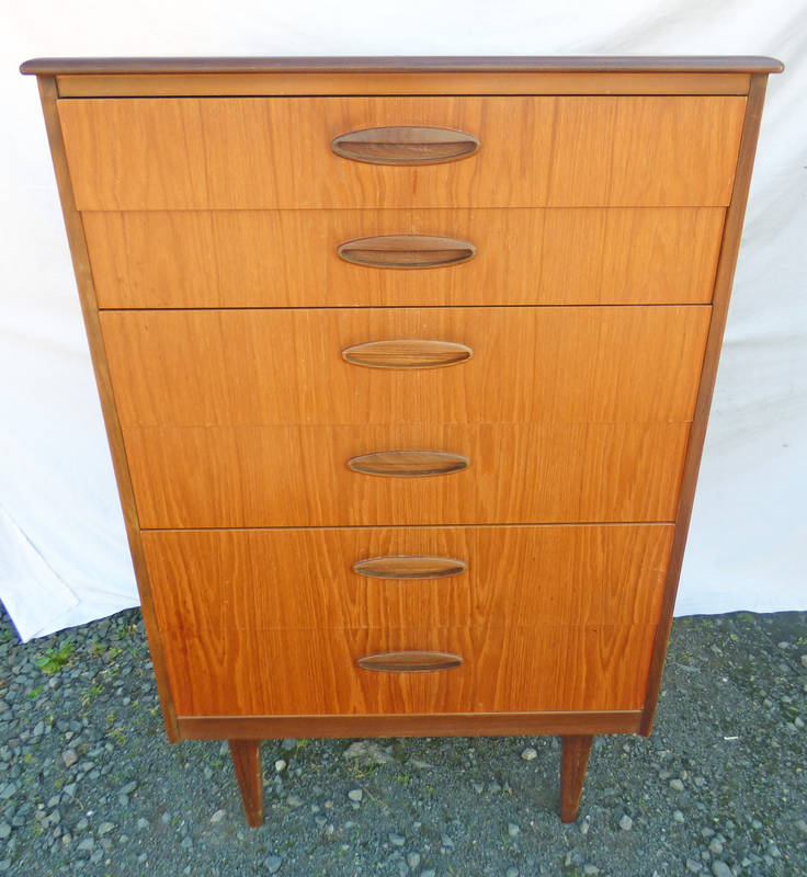 20TH CENTURY CHEST OF 6 DRAWERS ON TAPERED SUPPORTS,