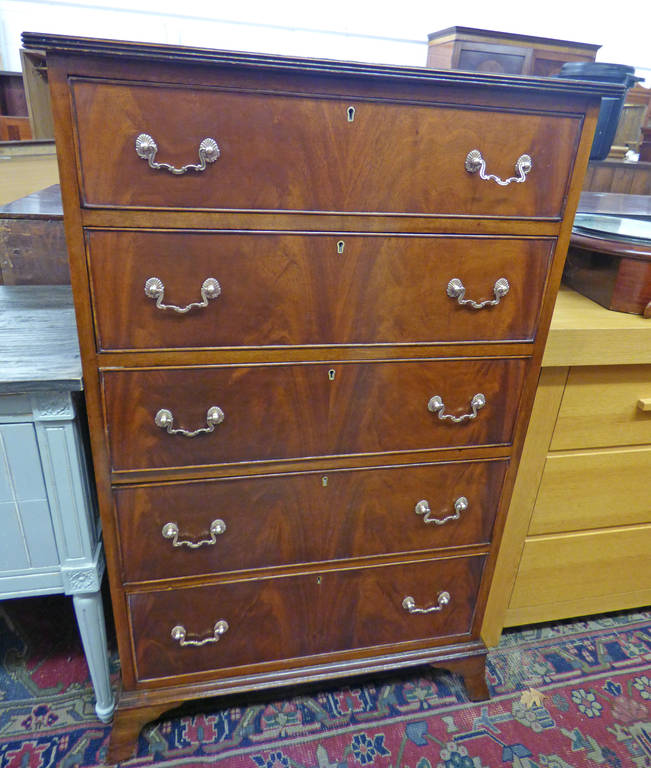 LATE 19TH CENTURY/EARLY 20TH CENTURY MAHOGANY CHEST OF 5 DRAWERS ON BRACKET SUPPORTS - 124CM TALL