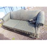 20TH CENTURY GREEN SUITE OF SETTEE & 2 ARMCHAIRS ON SHAPED SUPPORTS