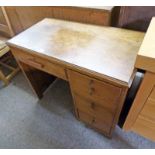 EARLY 20TH CENTURY OAK ARTS & CRAFTS STYLE KNEEHOLE DESK,