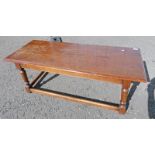 21ST CENTURY COUNTRY OAK COFFEE TABLE WITH TURNED SUPPORTS 122CM LONG X 46CM TALL
