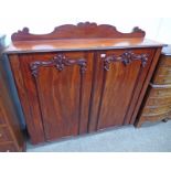 19TH CENTURY MAHOGANY 2 DOOR CABINET ON TURNED SUPPORTS 135CM TALL X 142CM LONG X 35CM DEEP