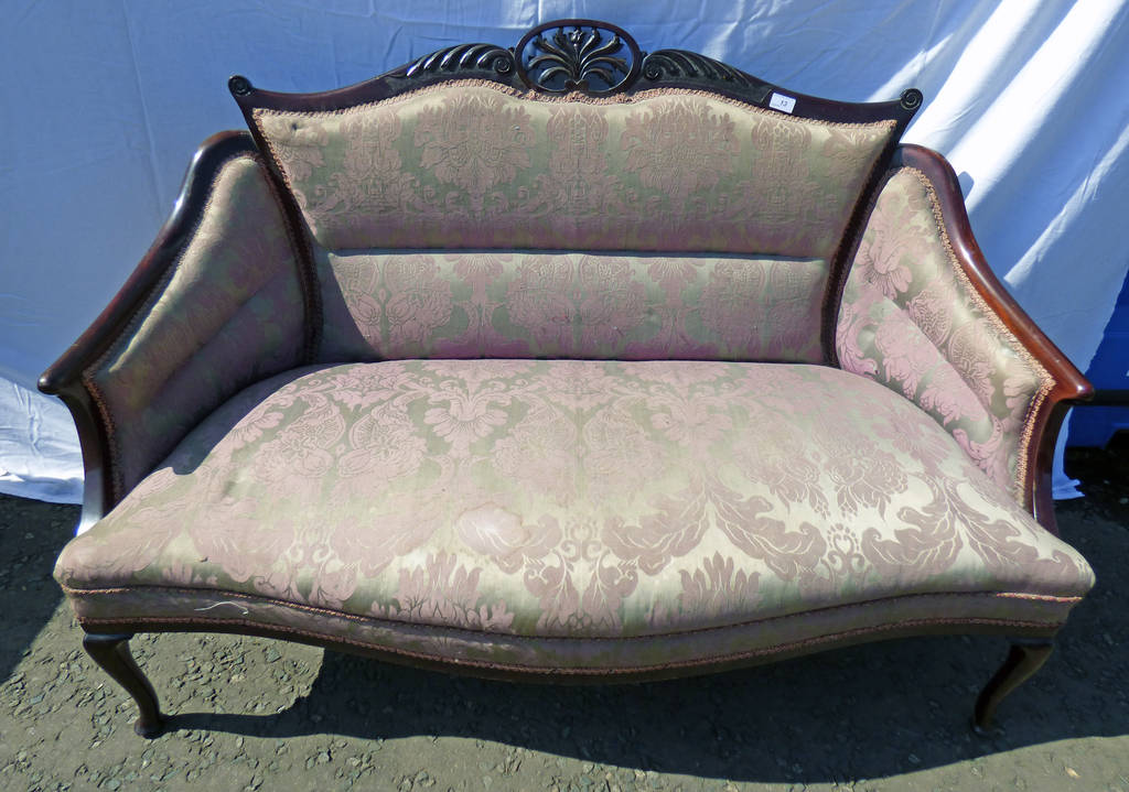 LATE 19TH CENTURY MAHOGANY FRAMED PARLOUR SETTEE ON QUEEN ANNE SUPPORTS WITH CARVED DECORATION