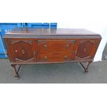 20TH CENTURY OAK SIDEBOARD WITH 2 DRAWERS & 2 PANEL DOORS ON BARLEY TWIST SUPPORTS 99CM TALL