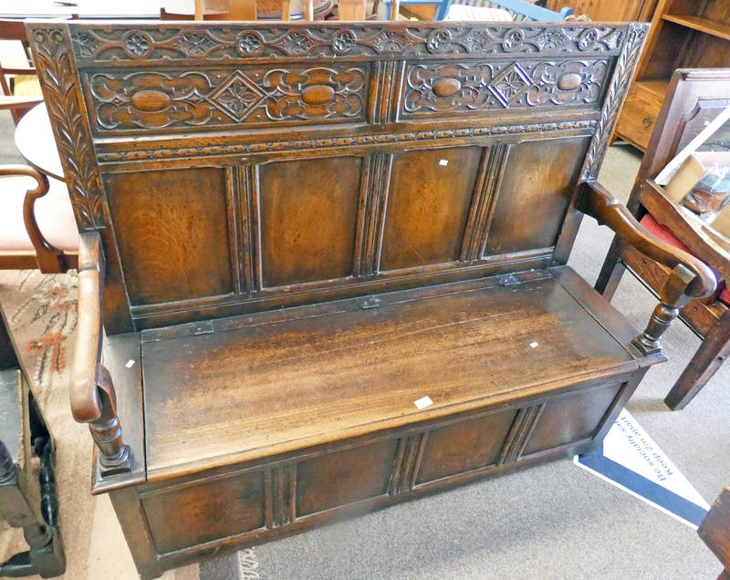 19TH CENTURY OAK HALL BENCH WITH LIFT-UP SEAT,