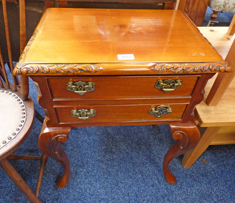 MAHOGANY CHEST OF 2 DRAWERS ON SHAPED SUPPORTS,