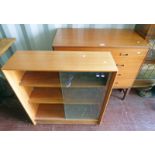 TEAK 4 DRAWER CHEST OF DRAWERS ON SQUARE TAPERED SUPPORTS 92 X 46 X 85 CM WITH A 2 SHELF GLASS