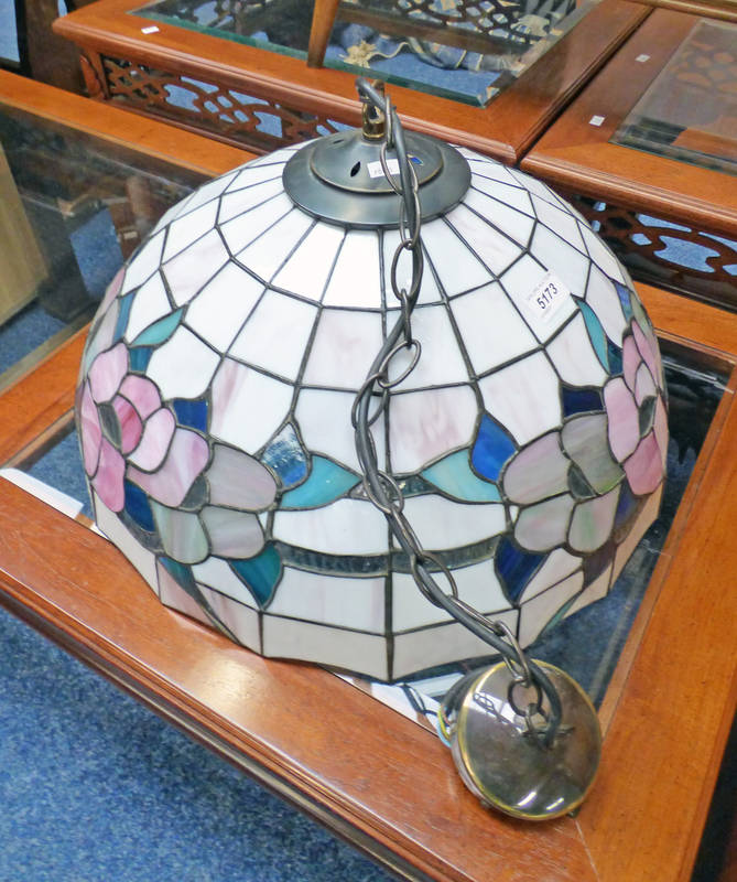LATE 20TH CENTURY TIFFANY STYLE CENTRE LIGHT FITTING 50CM WIDE
