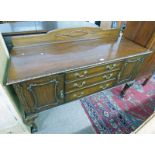 20TH CENTURY MAHOGANY SIDEBOARD WITH 3 DRAWER & 2 PANEL DOORS ON BALL AND CLAW SUPPORTS 152 CM