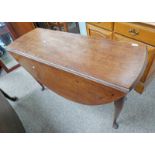 19TH CENTURY MAHOGANY DROP LEAF TABLE ON QUEEN ANNE SUPPORTS 124 CM WIDE