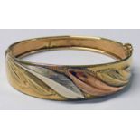 9CT GOLD TRI-COLOUR BANGLE WITH LEAF DECORATION - 15.