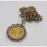 1899 MELBOURNE MINT SOVEREIGN IN A 9CT GOLD MOUNT ON A 9CT GOLD CHAIN - TOTAL WEIGHT 24.