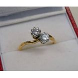 18CT GOLD TWO STONE TWIST DIAMOND RING, APPROX 0.