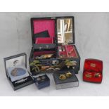 ORIENTAL LACQUER JEWELLERY BOX & CONTENTS OF COSTUME JEWELLERY INCLUDING MARCASITE & FAUX PEARL