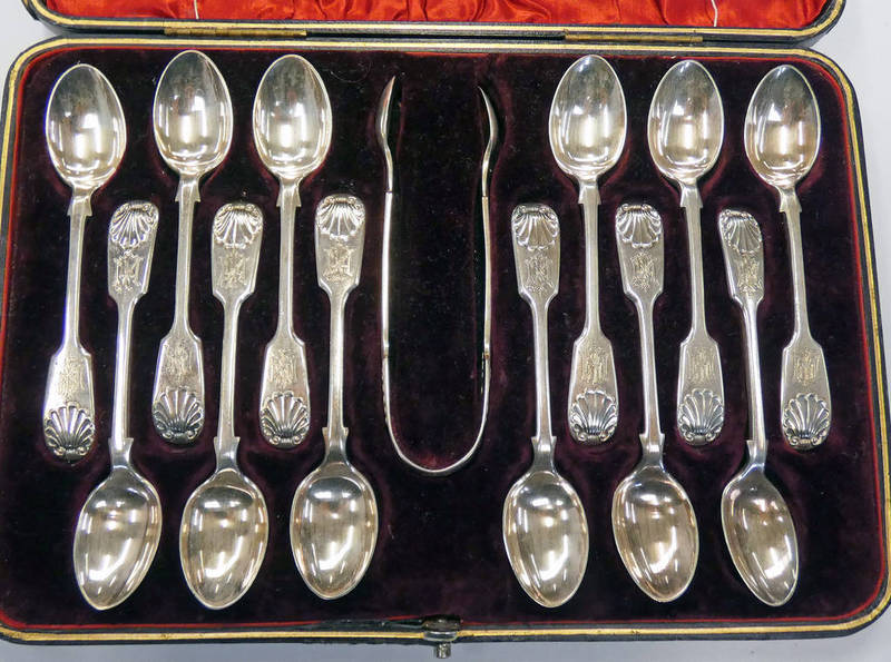 CASED SET OF 12 SILVER TEASPOONS & TONGS IN FITTED CASE,
