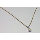 18CT GOLD MOUNTED CULTURED PEARL PENDANT ON FINE 9CT GOLD CHAIN. TOTAL WEIGHT 4.