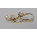 CULTURED PEARL SET BROOCH MARKED K14 Condition Report: Weight: 4g.