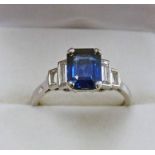 ART DECO STYLE PLATINUM SET SAPPHIRE & DIAMOND RING, THE RECTANGULAR CUT SAPPHIRE APPROX. 2.