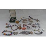 SELECTION OF VARIOUS BROOCHES, ETC INCLUDING SILVER ALBERT, SILVER MIZPAH BROOCHES,