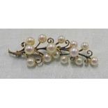CULTURED PEARL SET BROOCH WITH 14 PEARLS Condition Report: Length: 6.5cm.