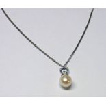 18 CT GOLD MOUNTED CULTURED PEARL PENDANT ON 18 CT GOLD CHAIN TOTAL WEIGHT 3.
