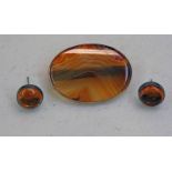 AGATE SET OVAL BROOCH IN YELLOW METAL MOUNT & PAIR OF EARRINGS MARKED 925 Condition