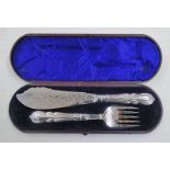 CASED SET OF SILVER PLATED FISH SERVERS WITH LEAF DECORATION