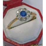 DIAMOND & SAPPHIRE CLUSTER RING IN SETTING MARKED 18CT & PLAT