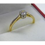 18CT GOLD DIAMOND SOLITAIRE RING, THE DIAMOND APPROX 0.