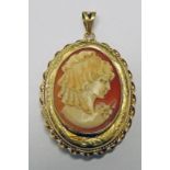 9CT GOLD MOUNTED CAMEO PENDANT WITH ENGRAVED DECORATION