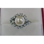 14CT GOLD PEARL & DIAMOND SET RING, THE CULTURED PEARL BETWEEN TO TWIST ROWS OF DIAMONDS APPROX. 0.